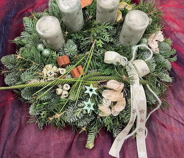 Ein Adventkranz erhellt die gute Stube