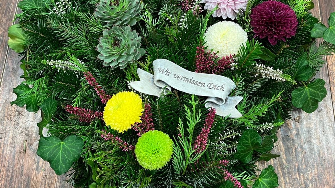 Herzförmiges Allerheiligengesteck mit Frischblumen