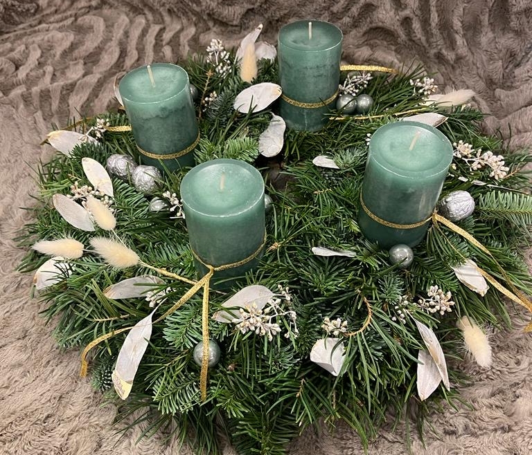 Geflochtener Adventskranz in silber-mint