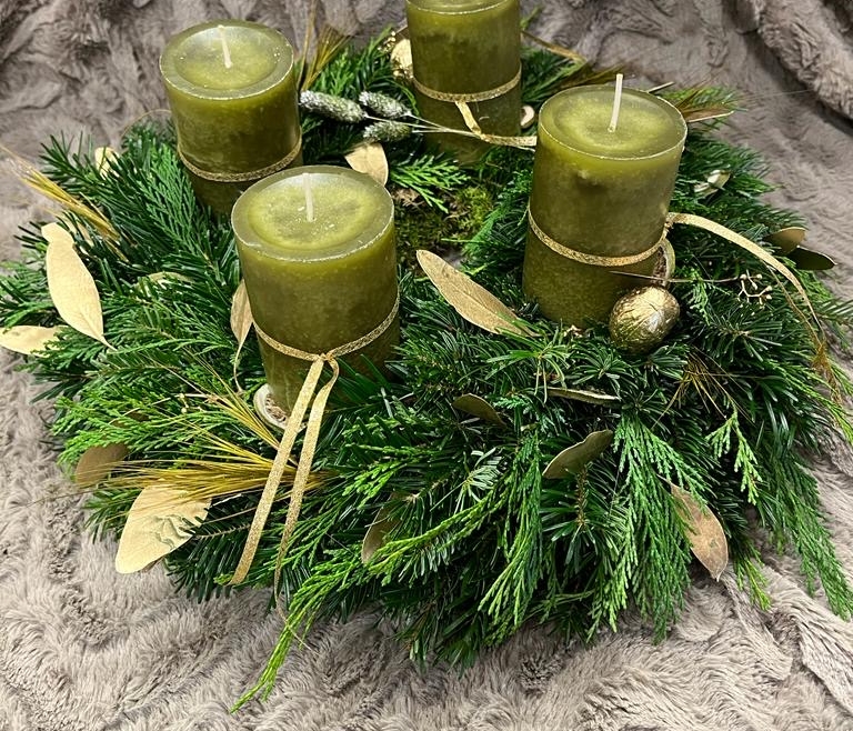 Geflochtener Adventskranz in gold-olive