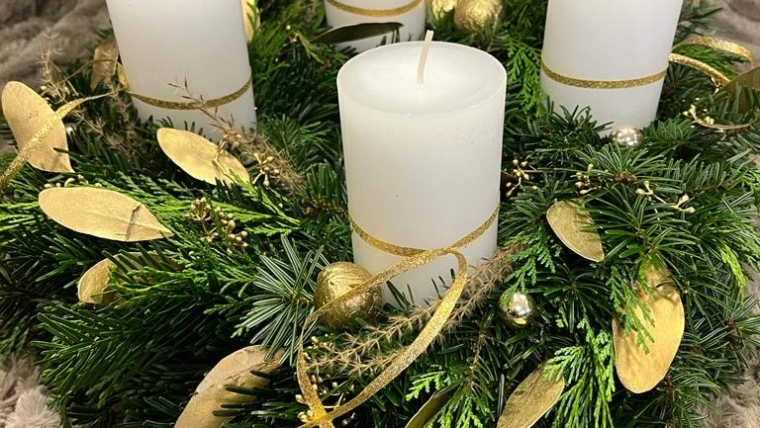 Adventszeit bei uns – mit handgeflochtenen Kränzen voller Liebe und Duft nach frischem Grün.