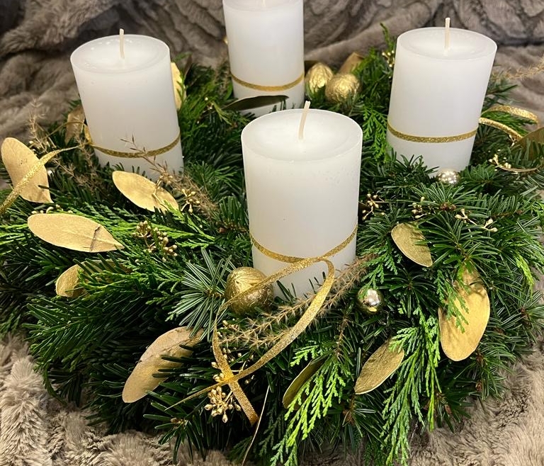 Adventszeit bei uns – mit handgeflochtenen Kränzen voller Liebe und Duft nach frischem Grün.