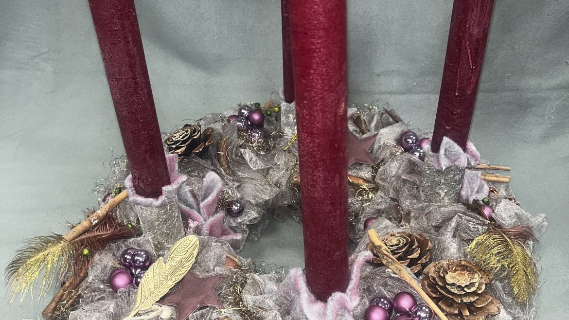 Moderner Adventskranz in Beerenfarben