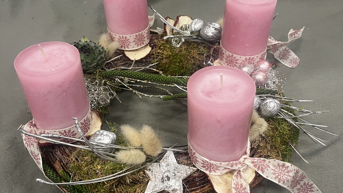 Adventskranz aus Ästen und Moos
