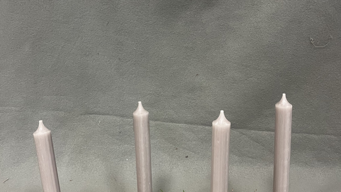 Rechteckiger Adventsteller mit integrierten Kerzenhaltern