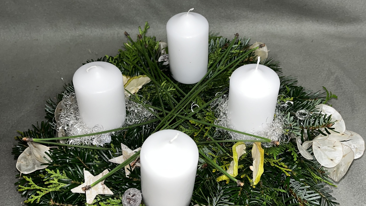 Geflochtener Adventskranz aus Tannen und Thujen mit weißen Kerzen